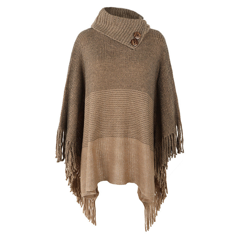 Poncho gris et abricot avec col roulé et boutons, détails de franges, porté par un mannequin_6