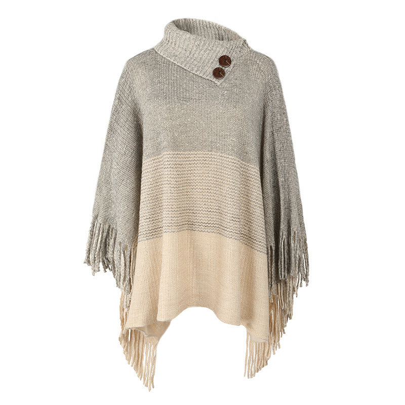 Poncho gris et abricot avec col roulé et boutons, détails de franges, porté par un mannequin_7